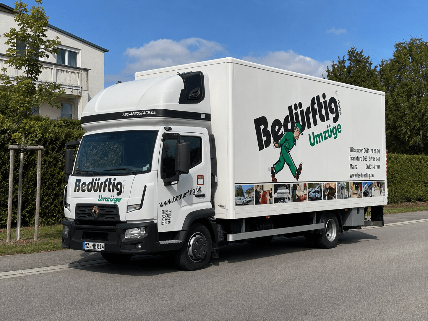 Bedürftig Umzüge GmbH mit Möbelwagen für professionelle Umzüge