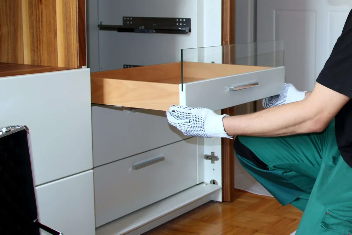 Möbelmontage beim Seniorenumzug durch Bedürftig Umzüge