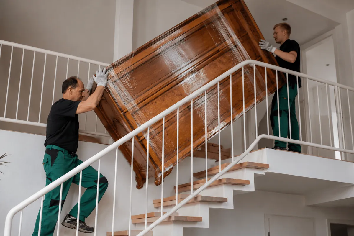 Möbeltransport beim Seniorenumzug durch Bedürftig Umzüge