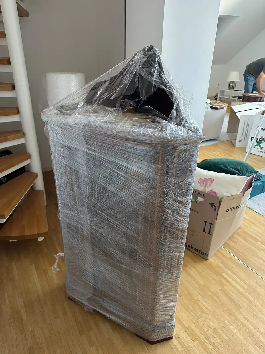 Empfindliches Möbelstück ist für den Umzug mit Schutzfolie verpackt