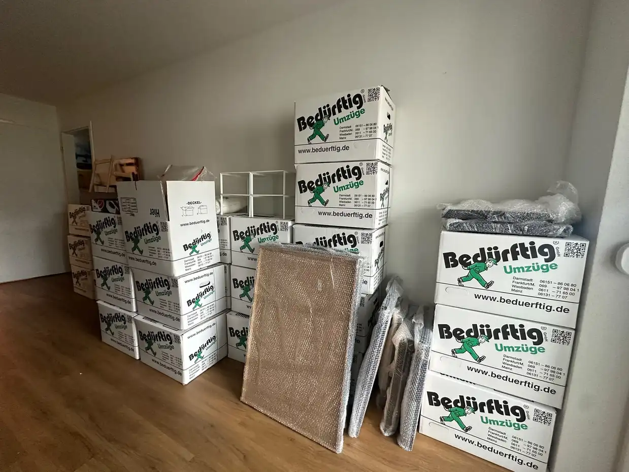 Beschriftete Umzugskartons und vorbereitetes Packmaterial von Bedürftig Umzüge