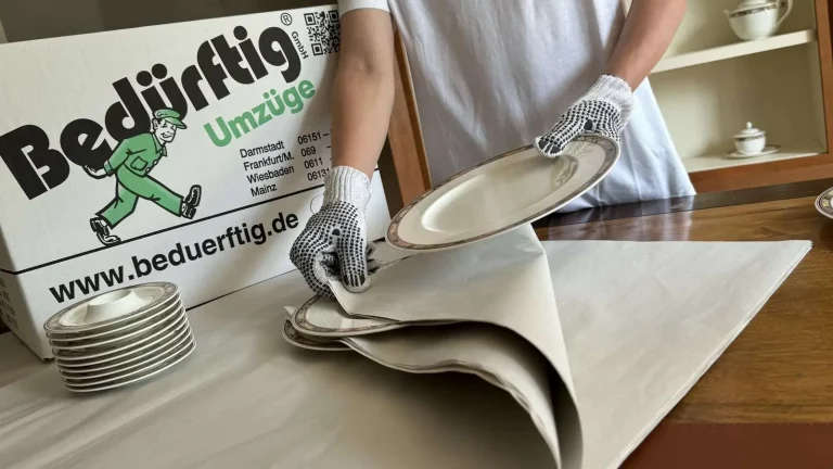 Packservice von Bedürftig Umzüge mit sorgfältig verpacktem Umzugsgut