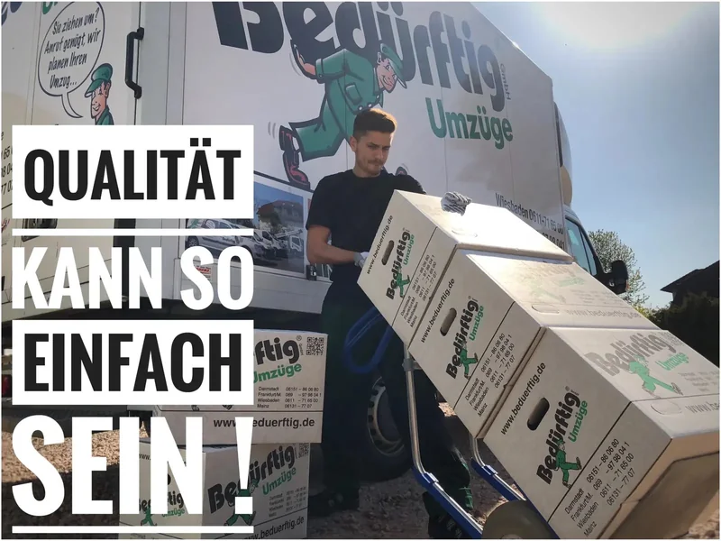 Mitarbeiter der Bedürftig Umzüge GmbH transportiert firmeneigene Umzugskartons