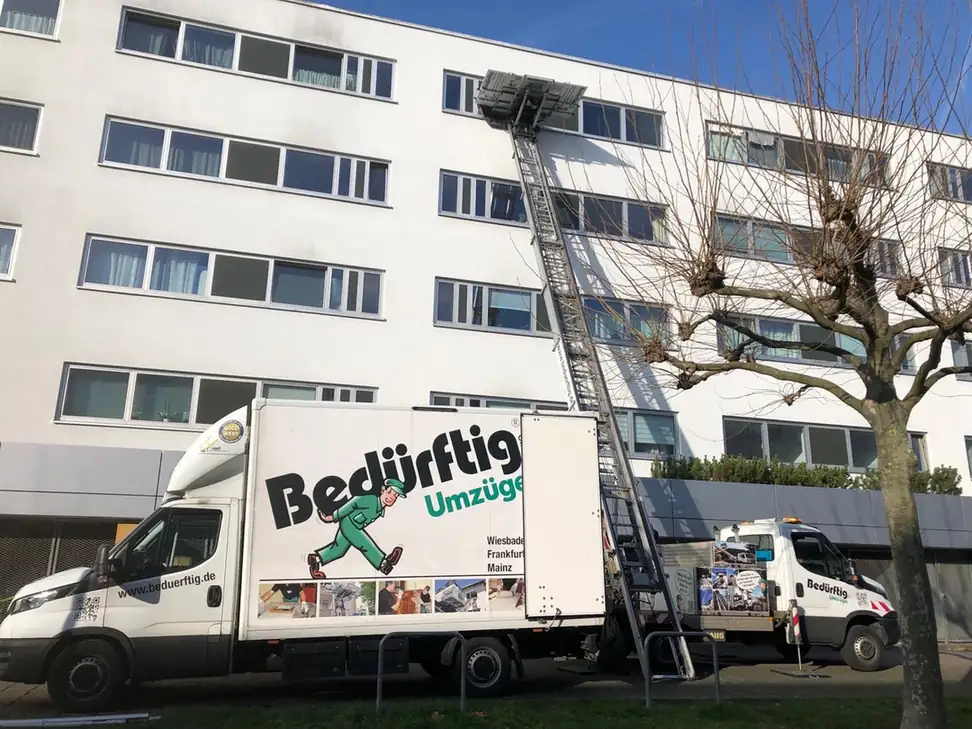 Außenaufzug beziehungsweise Möbelaufzug bei einem Umzug mit Bedürftig Umzüge