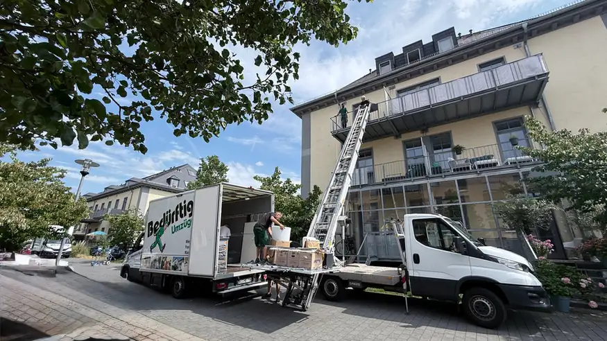 Möbelaußenaufzug von Bedürftig Umzüge an einem Mehrfamilienhaus in Wiesbaden