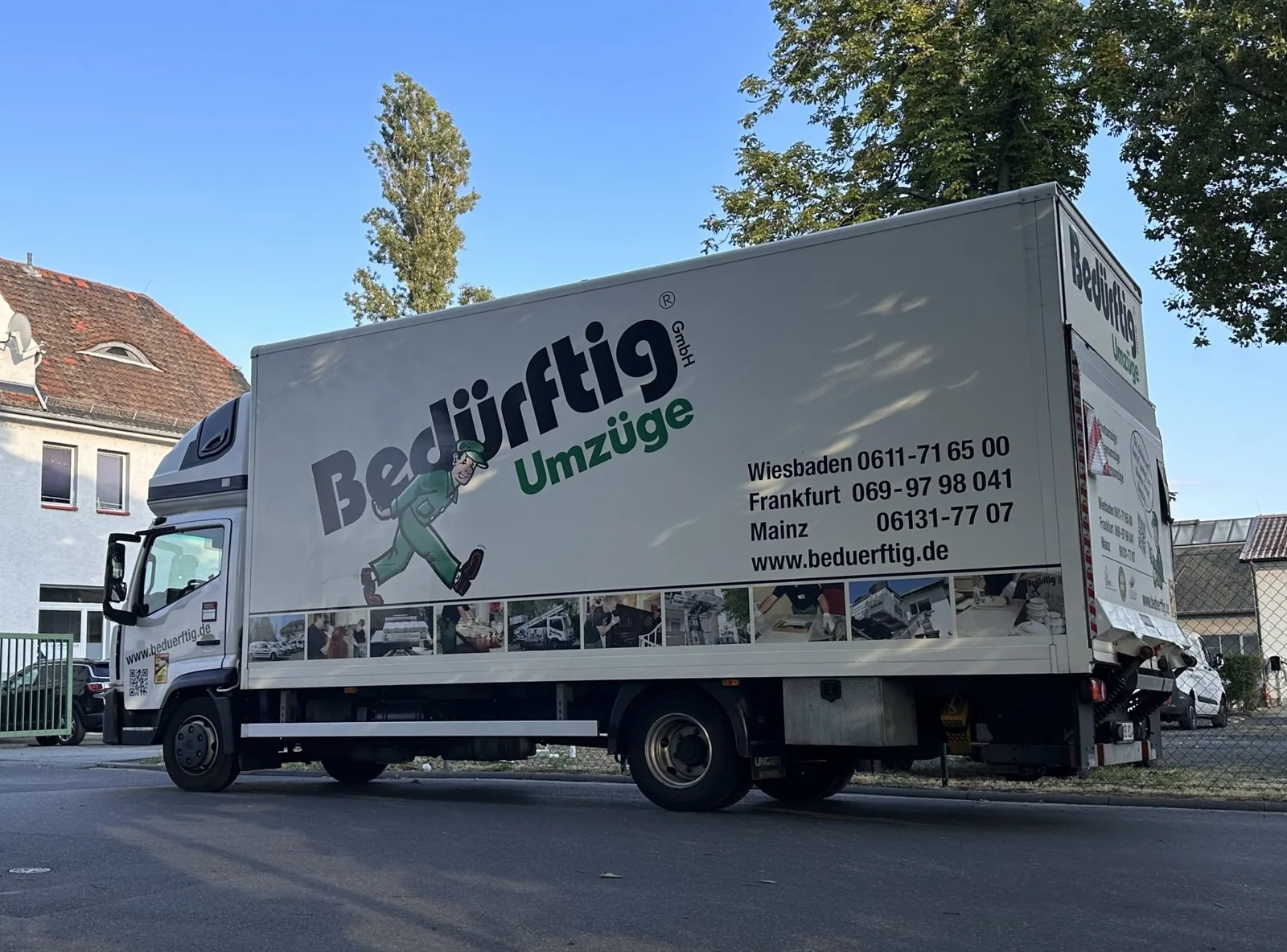 Umzugs-LKW von Bedürftig Umzüge mit Frankfurter Telefonnummer